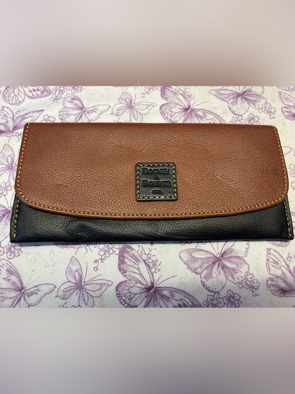 ✴️Vintage Dooney & Bourke Brown and Black Leather Continental Wallet